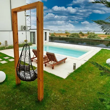 Peninsula Luxury & *