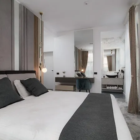 Peninsula Luxury & *