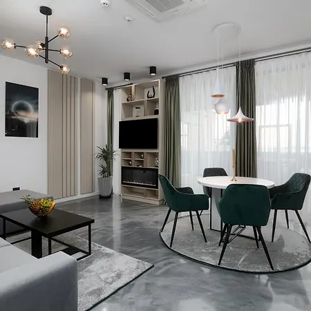 Peninsula Luxury & *