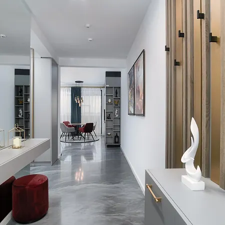 Peninsula Luxury & *