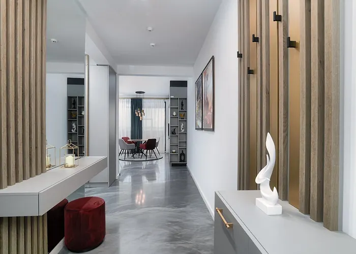 Peninsula Luxury & *