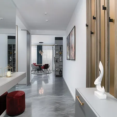Peninsula Luxury & *