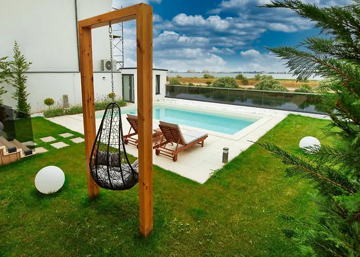 Peninsula Luxury & *