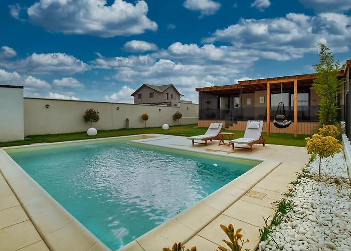 Peninsula Luxury & * Navodari